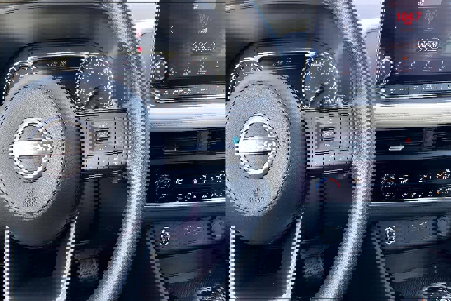 Used 2023 Nissan Rogue SV image 24