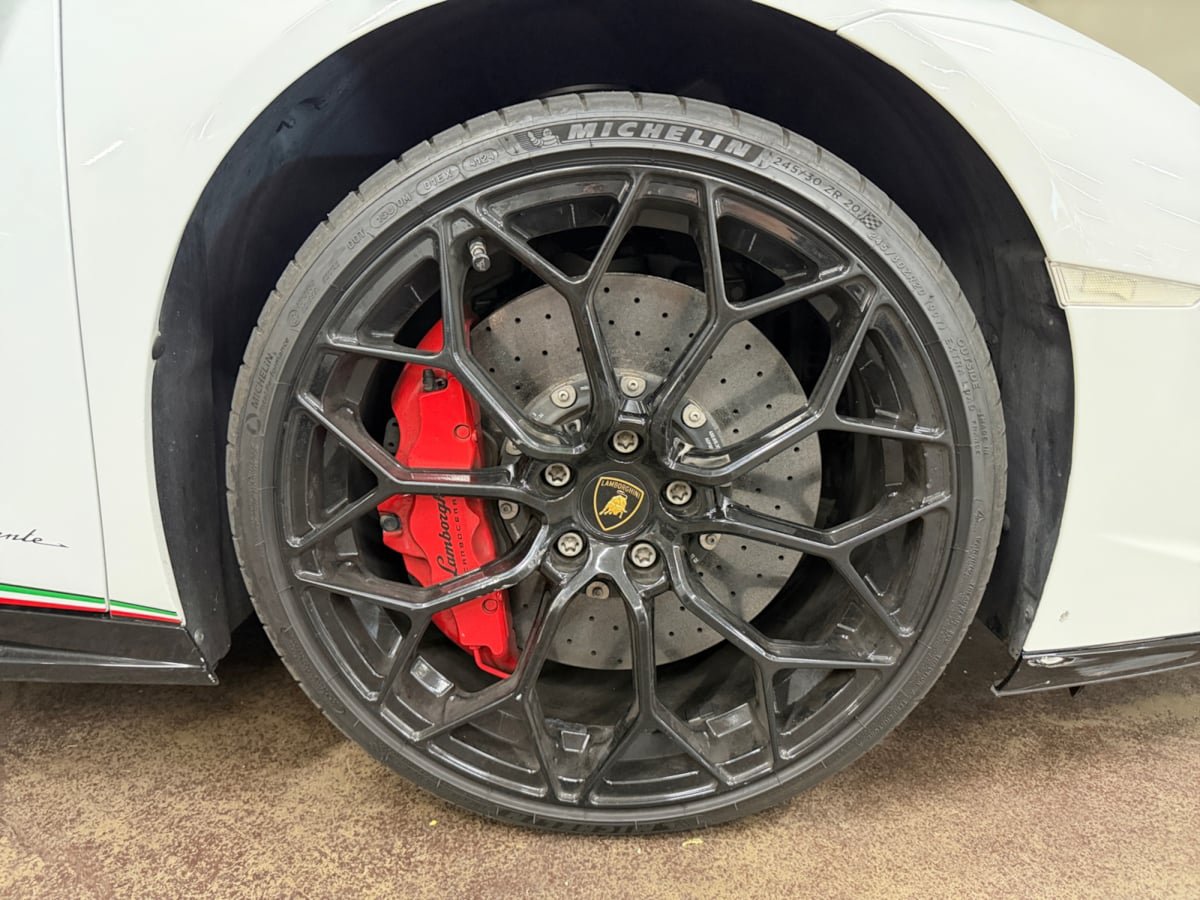 Used 2019 Lamborghini Huracan Performante AWD/4WD image 25