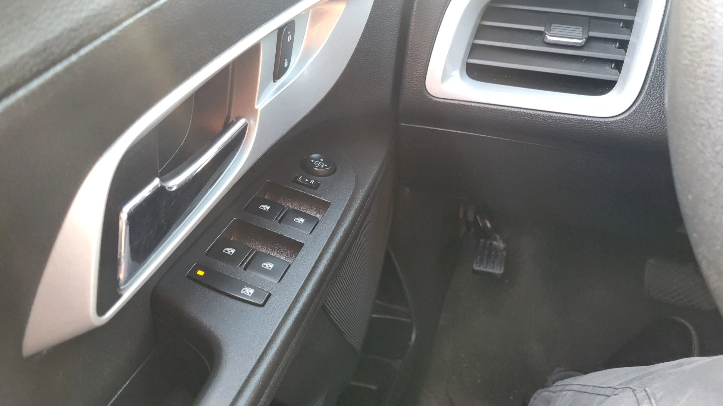 Used 2014 Chevrolet Equinox LS AWD/4WD image 19
