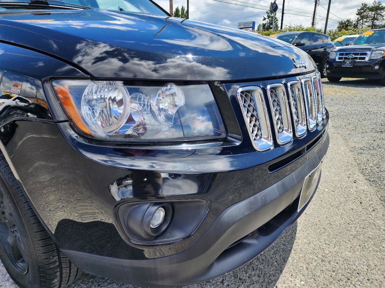 Used 2015 Jeep Compass Latitude FWD image 32
