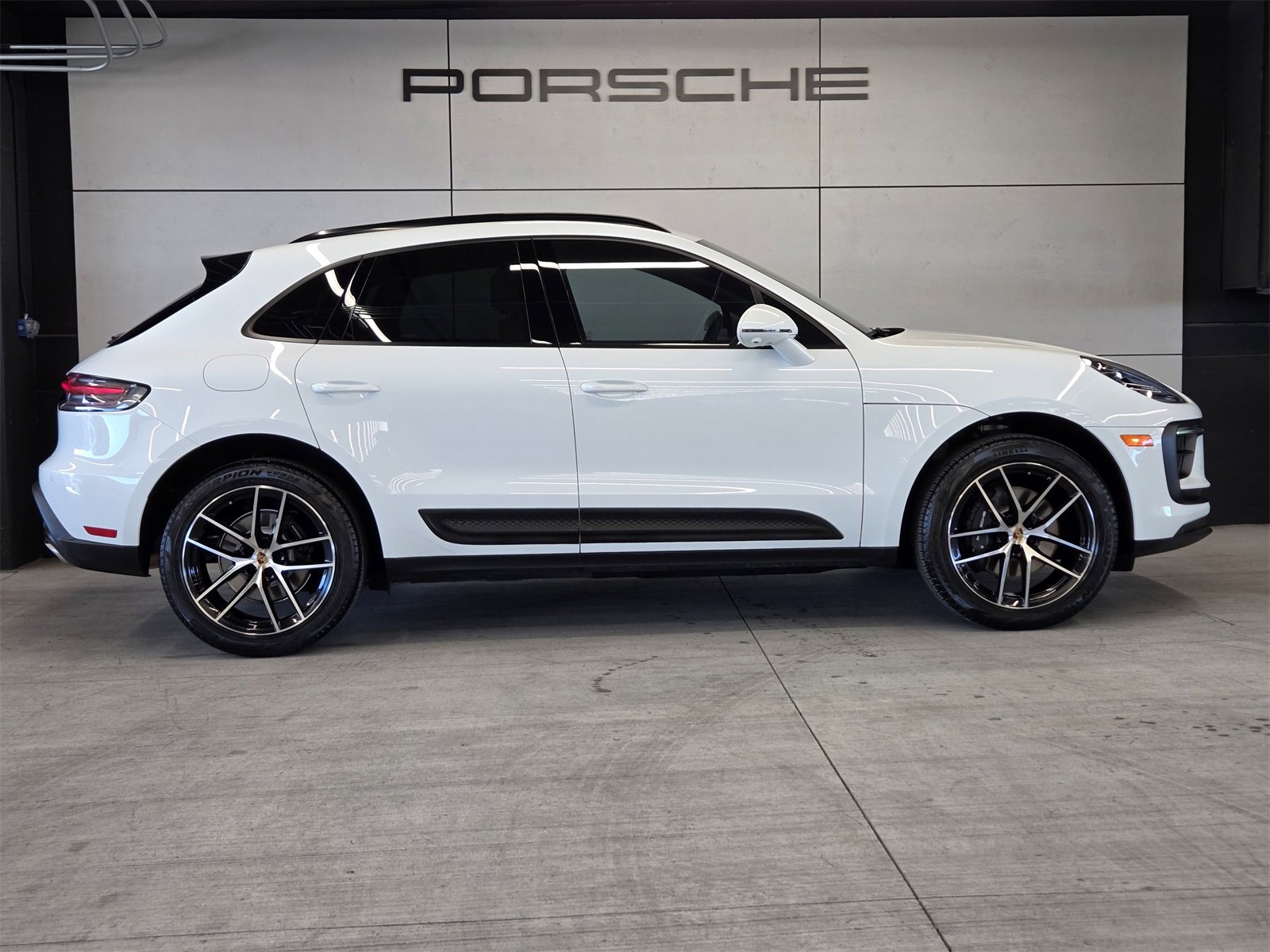 Used 2024 Porsche Macan image 30