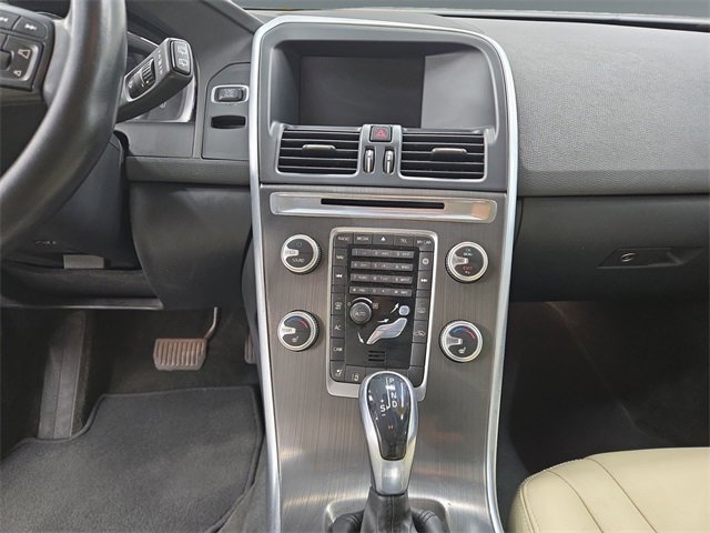 Used 2016 Volvo XC60 T6 Platinum image 15