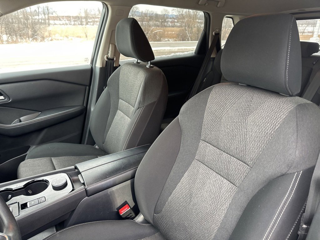 Used 2024 Nissan Rogue SV image 2