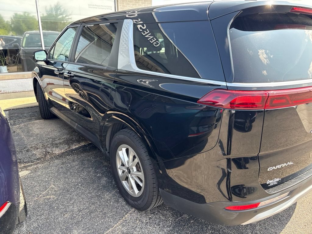 Used 2024 Kia Carnival LX FWD image 2