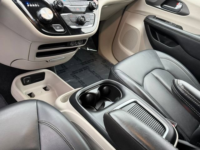 Used 2024 Chrysler Pacifica Select image 26