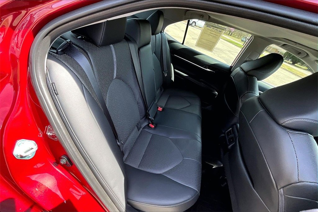 Used 2022 Toyota Camry XLE w/ Navigation Upgrade Package image 24