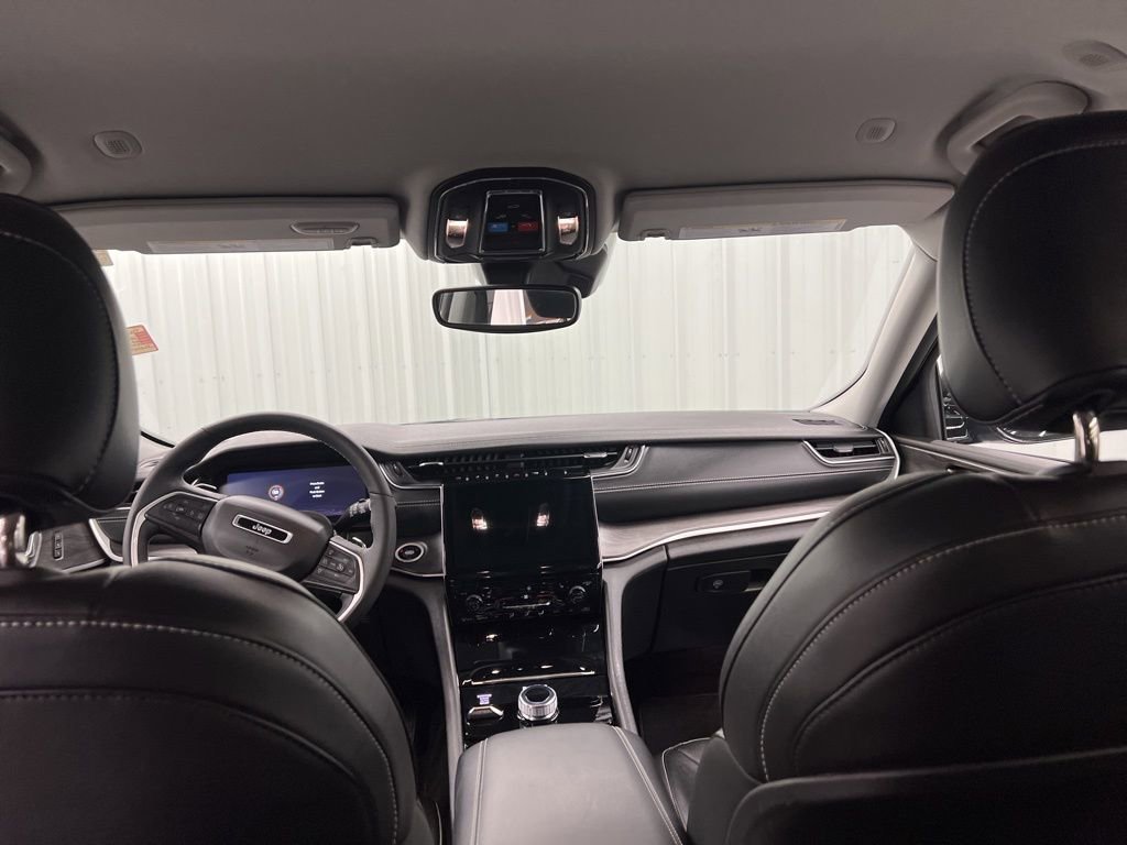Used 2023 Jeep Grand Cherokee Limited image 16