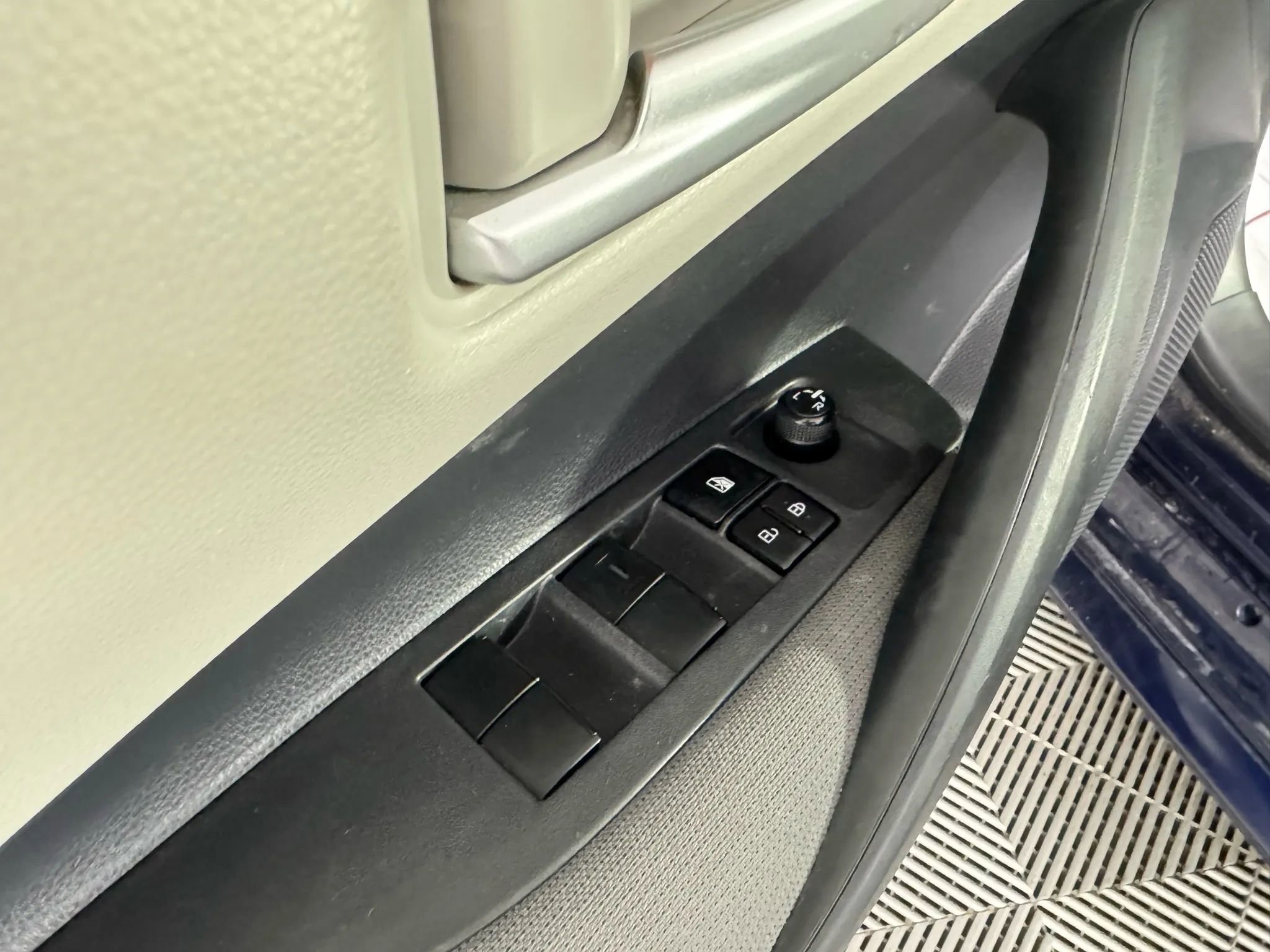 Used 2021 Toyota Corolla LE image 29