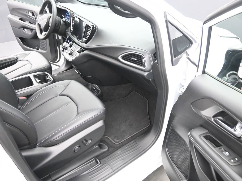 Used 2025 Chrysler Pacifica Select w/ Uconnect Theater Family Group image 17