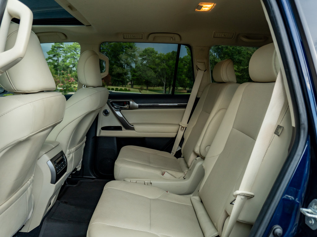 Used 2023 Lexus GX 460 Premium w/ Accessory Package AWD/4WD image 14