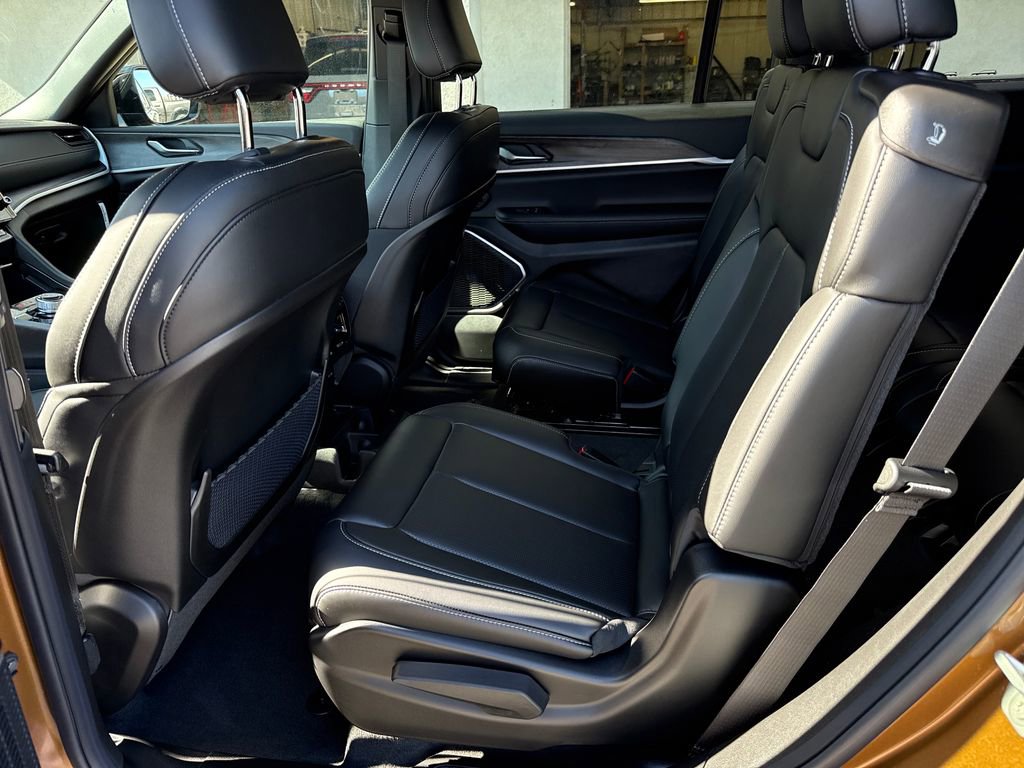 New 2026 Jeep Grand Cherokee L Limited w/ Luxury Tech Group II AWD/4WD image 26