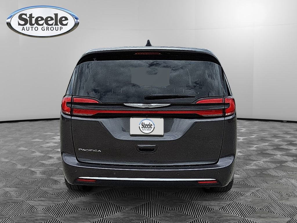 Used 2023 Chrysler Pacifica Touring-L image 4