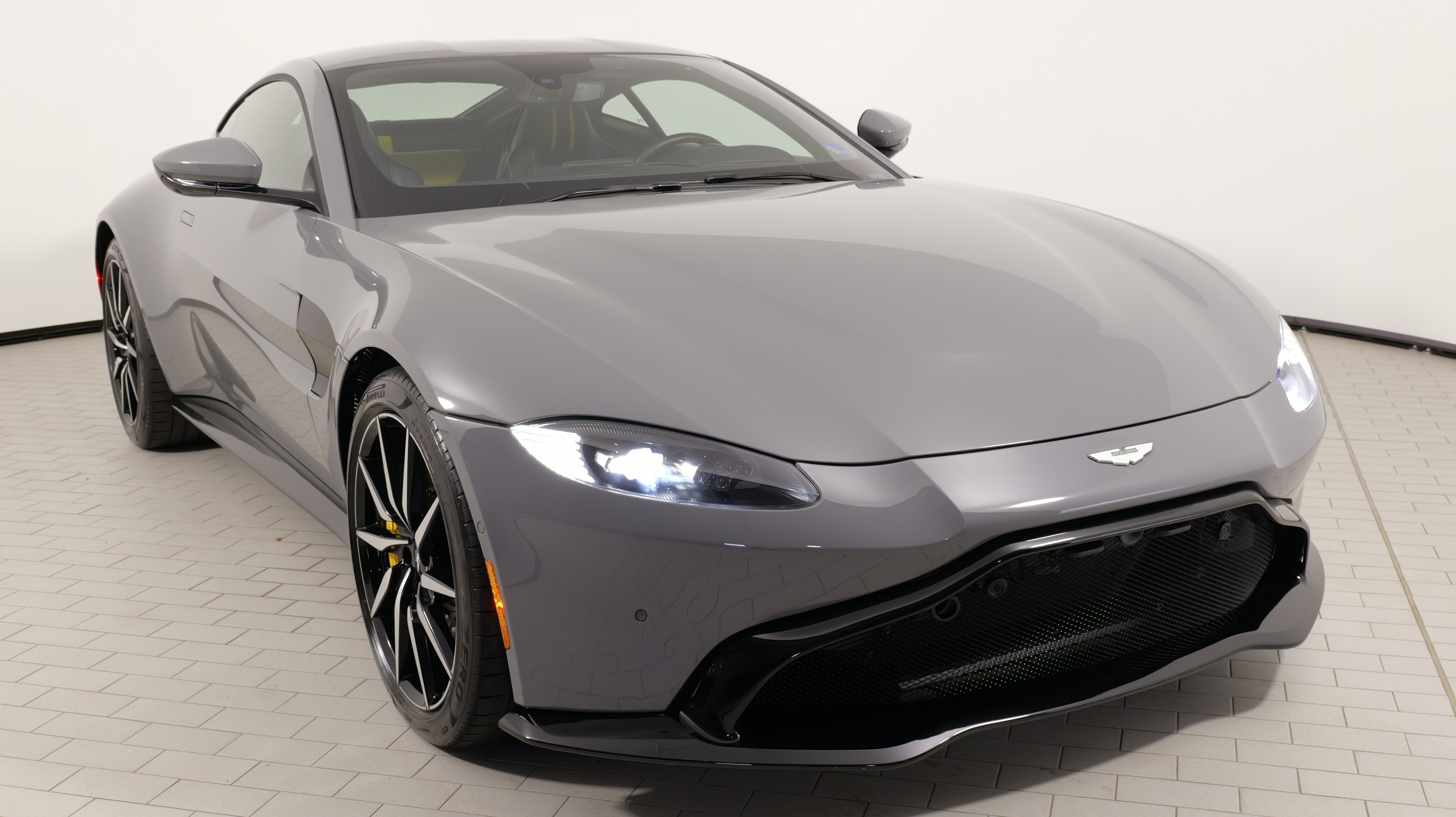 Used 2019 Aston Martin V8 Vantage Coupe RWD image 8