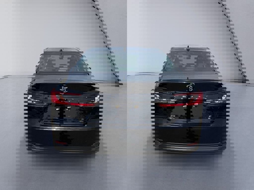 Used 2025 Toyota Camry LE image 4