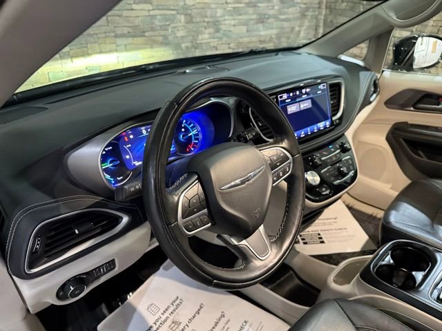 Used 2022 Chrysler Pacifica Touring-L w/ Uconnect Theater Family Group FWD image 23