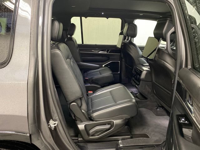 Used 2022 Jeep Wagoneer Series III w/ Premium Group I AWD/4WD image 27