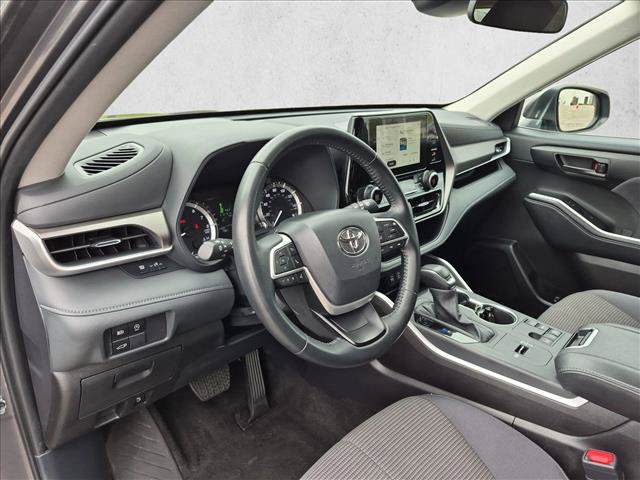 Used 2025 Toyota Highlander LE FWD image 10