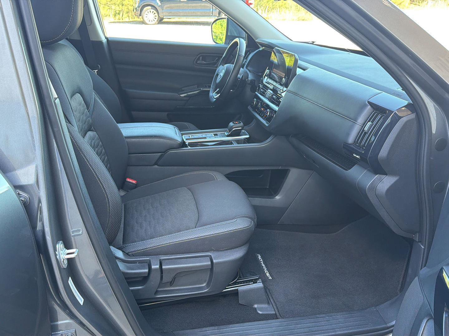 Used 2025 Nissan Pathfinder SV FWD image 14