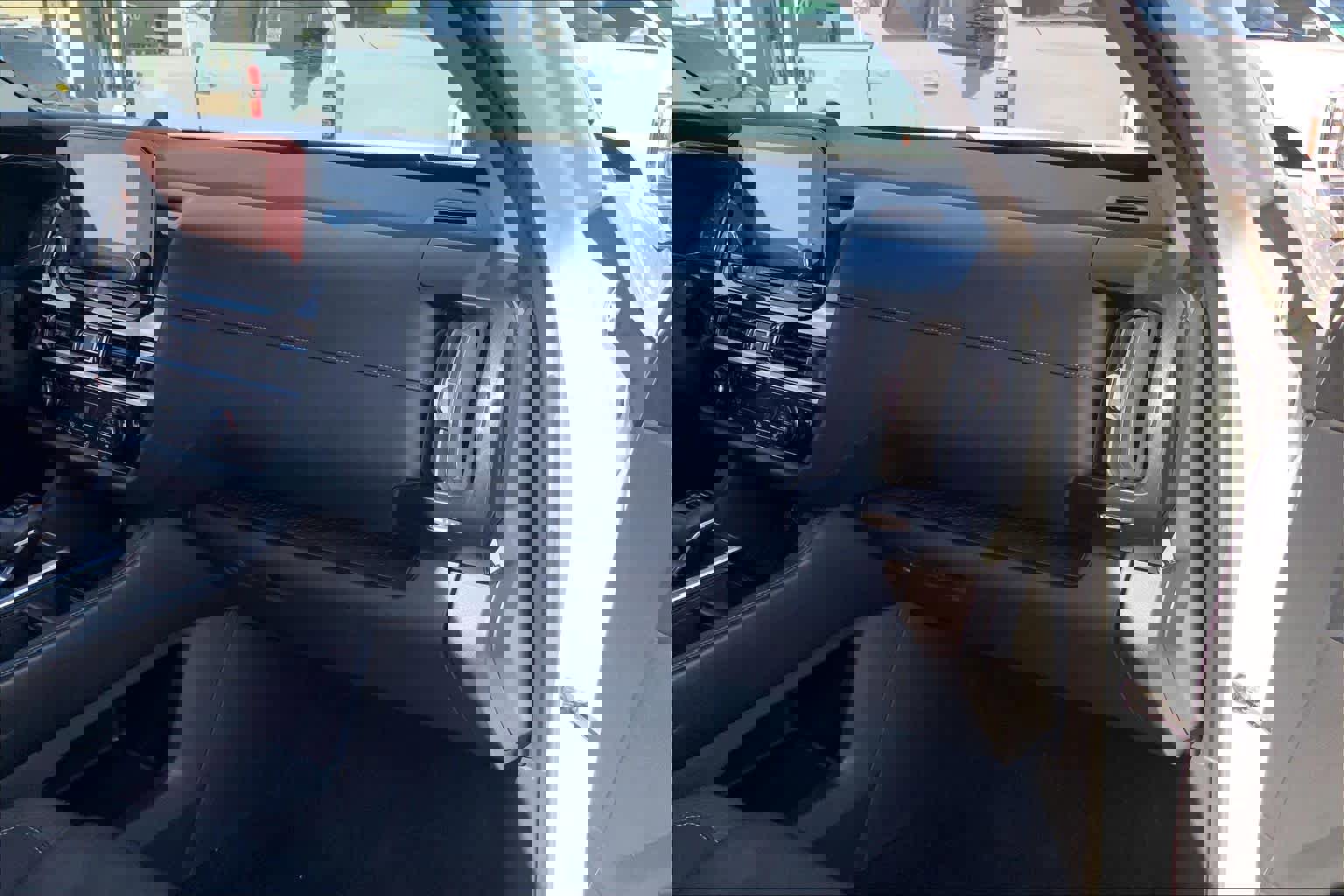 Used 2025 Nissan Pathfinder SV FWD image 19