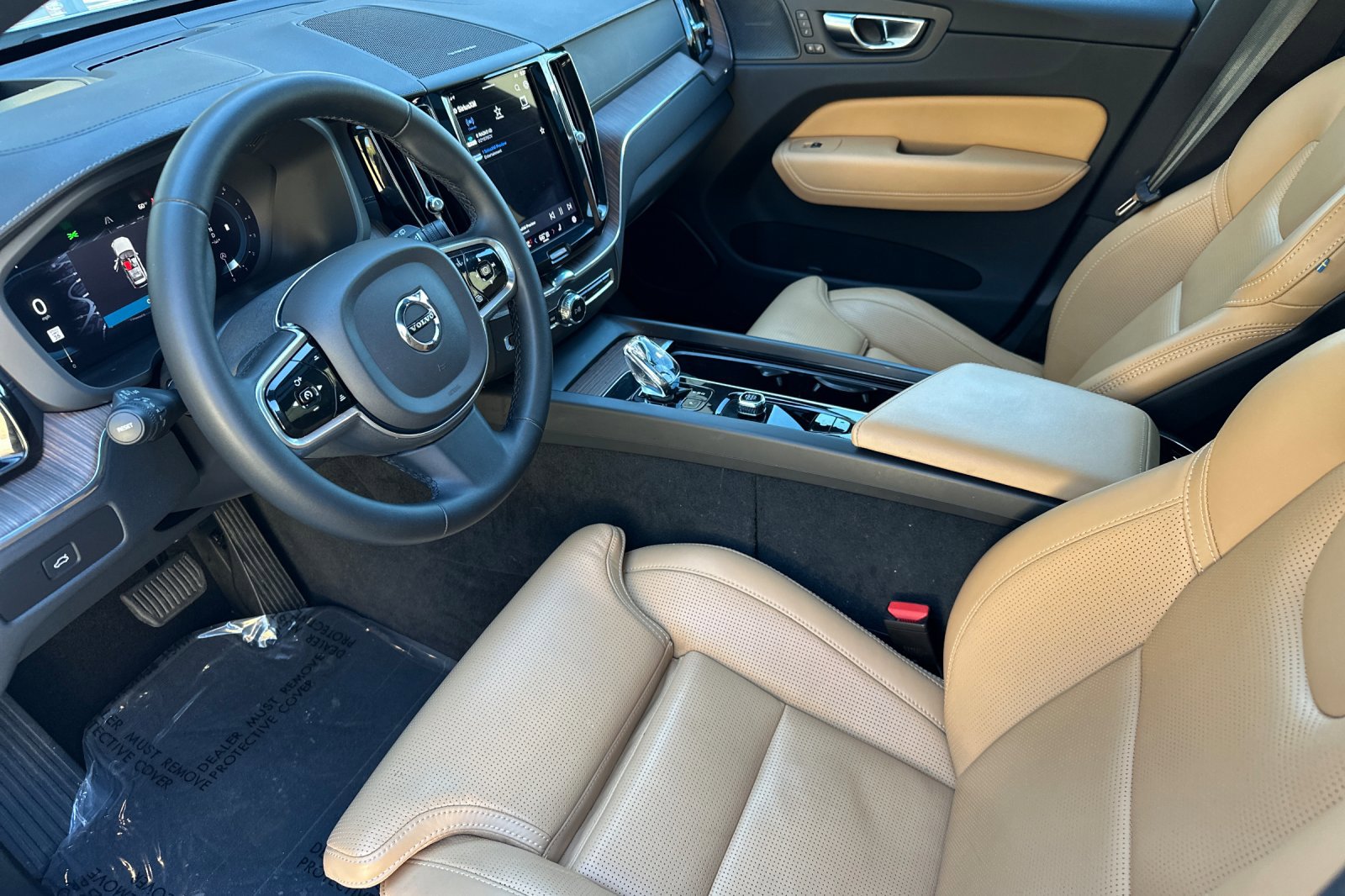 Certified 2023 Volvo XC60 B5 Ultimate w/ Climate Package image 11