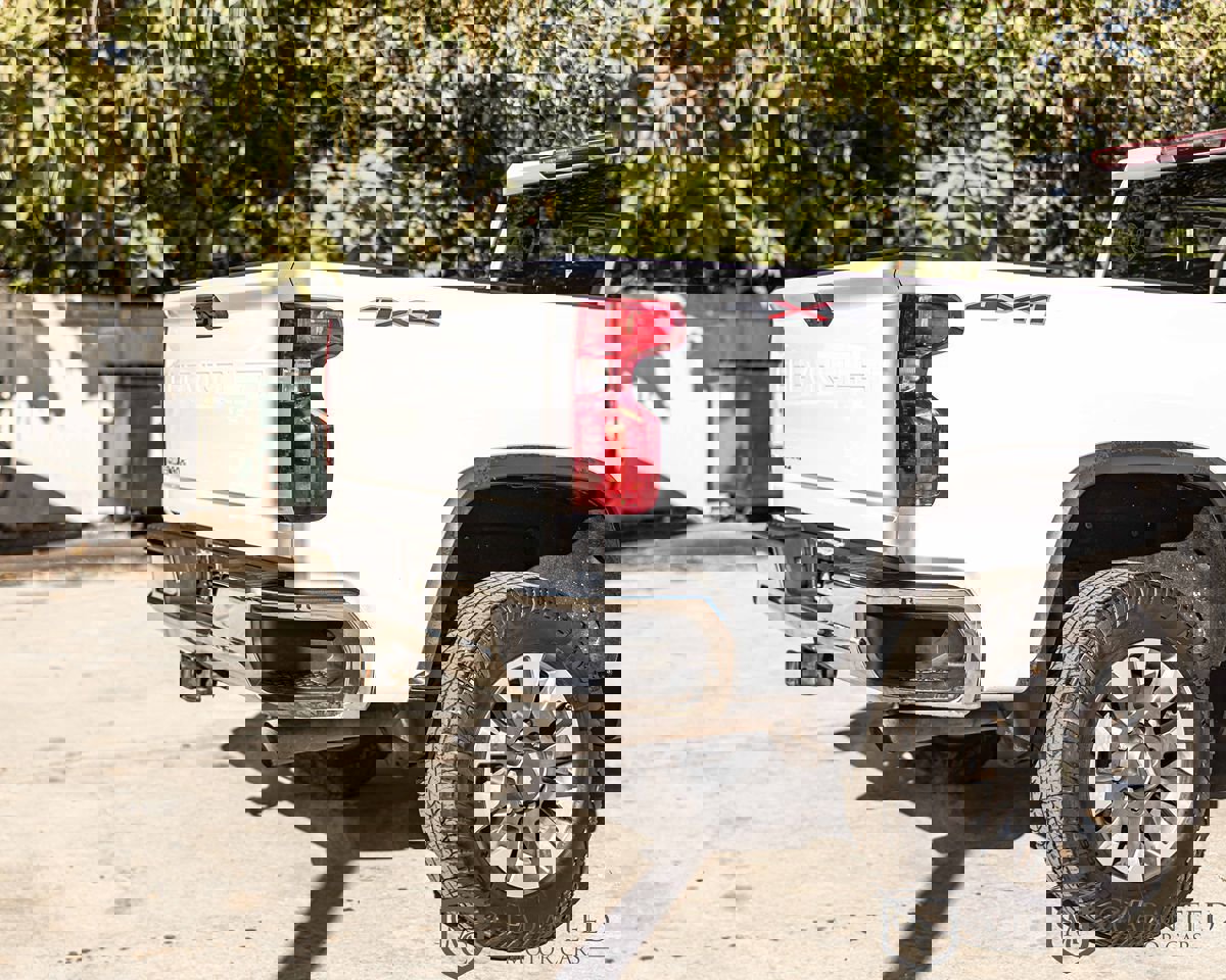 Used 2022 Chevrolet Silverado 2500 Custom w/ Custom Value Package image 12