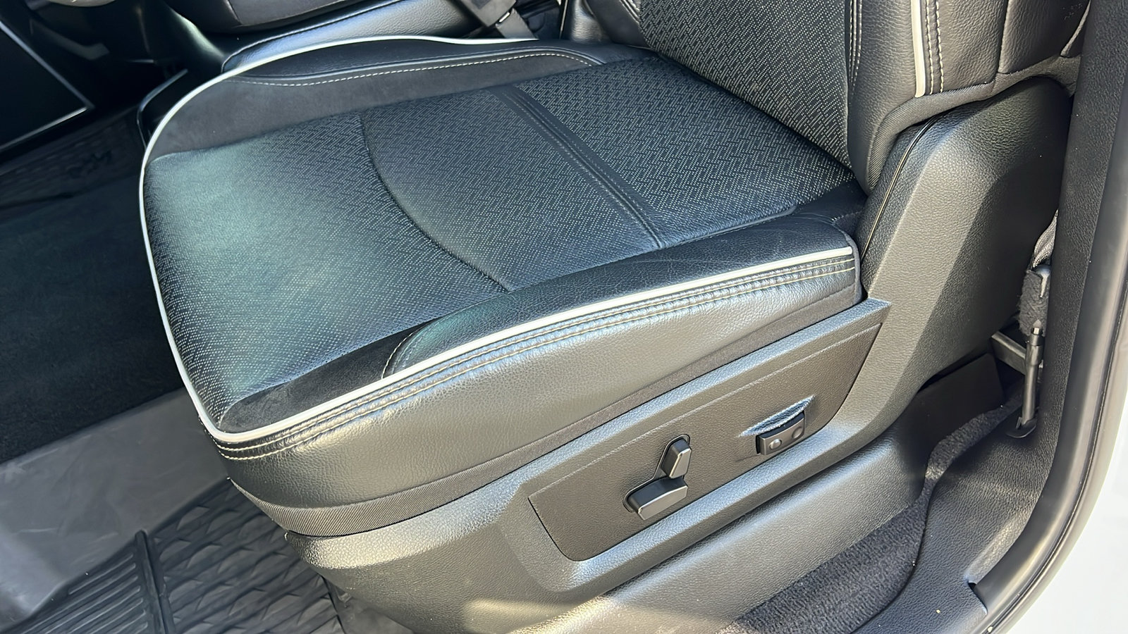 Used 2025 RAM 2500 Laramie AWD/4WD image 19