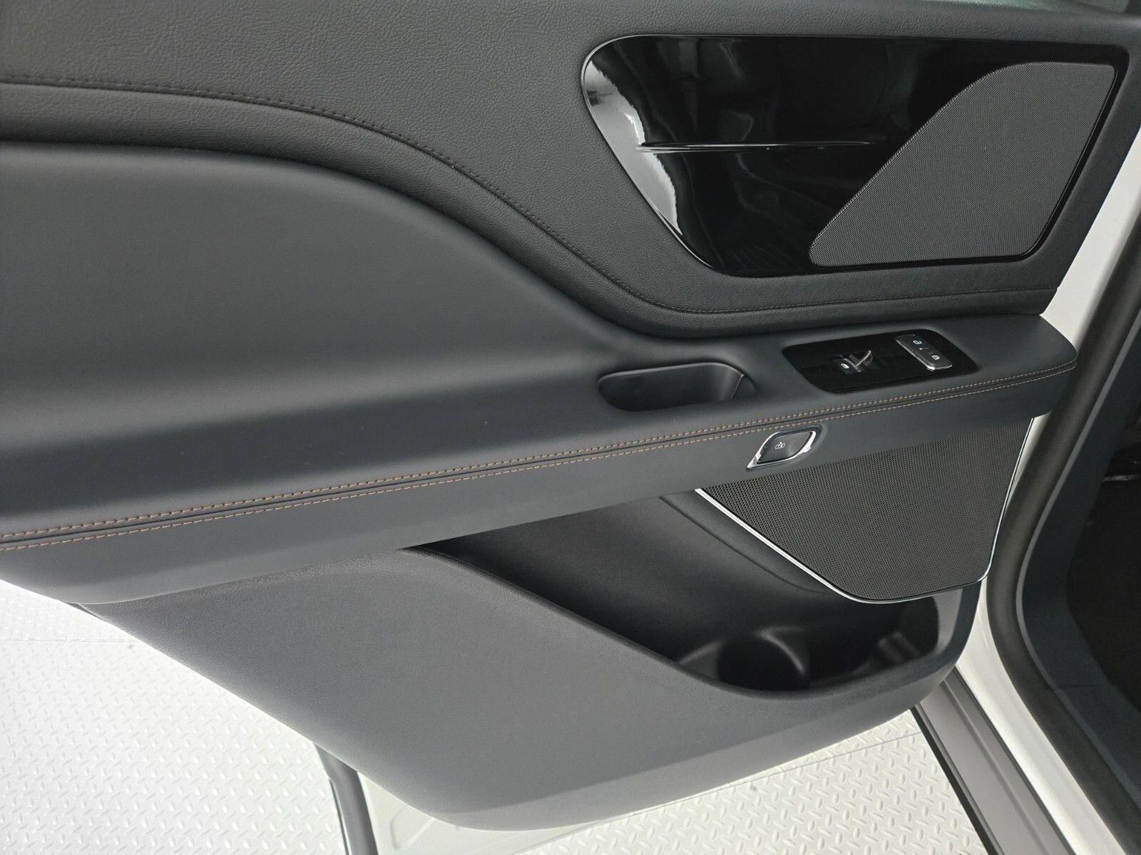 New 2026 Lincoln Aviator AWD image 24