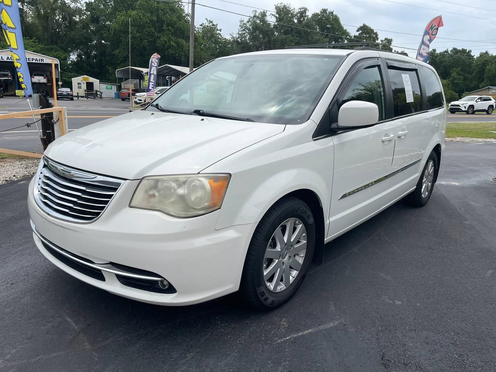 Used 2013 Chrysler Town & Country Touring FWD image 3
