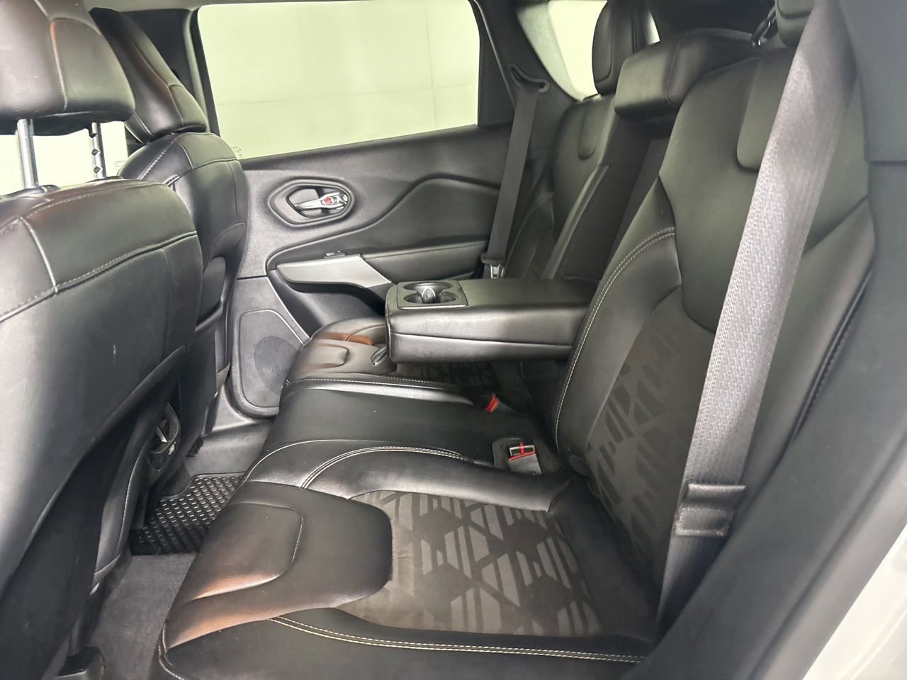Used 2022 Jeep Cherokee Latitude w/ Sun & Sound Group AWD/4WD image 20