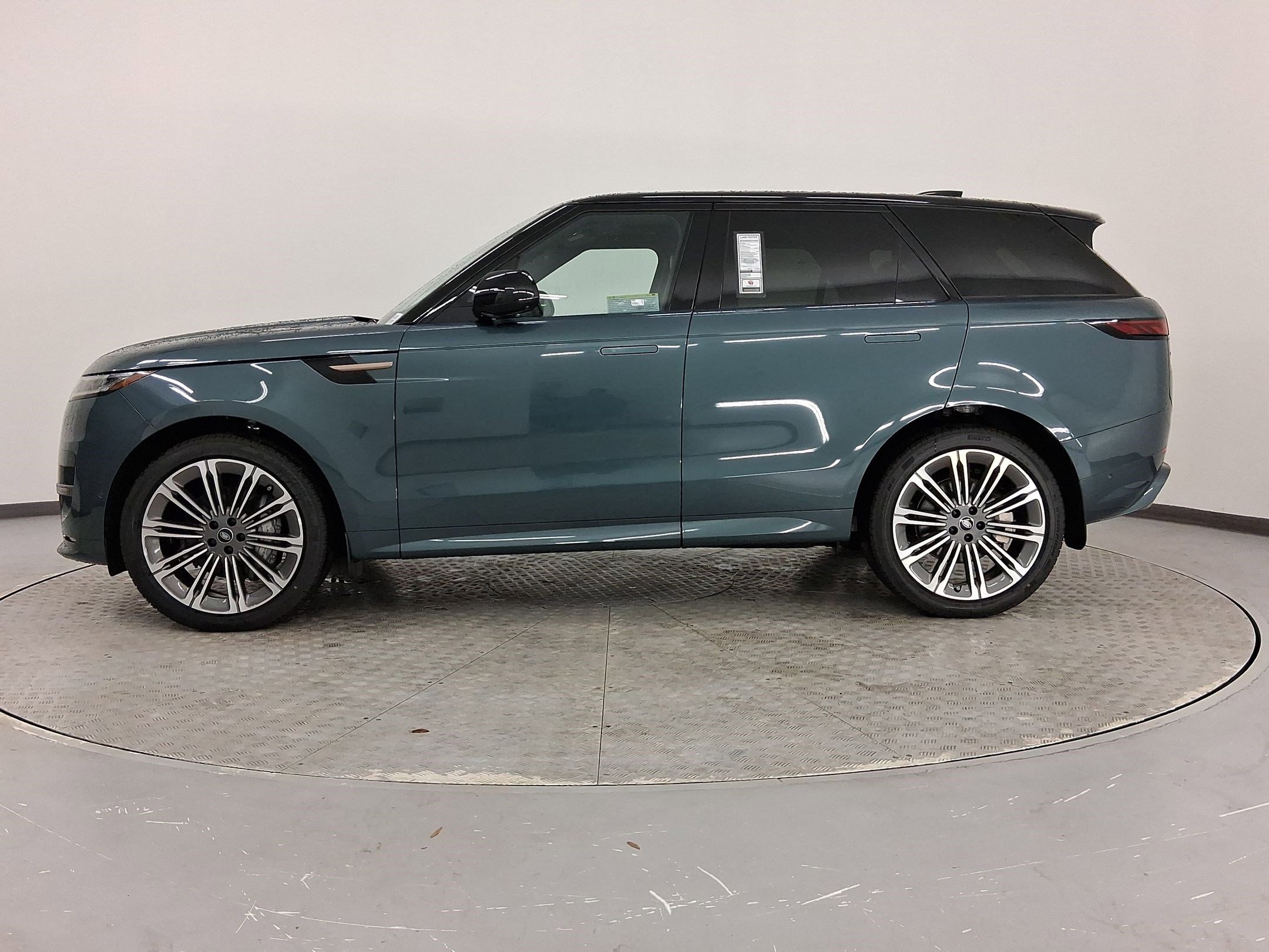 New 2025 Land Rover Range Rover Sport Dynamic SE image 2
