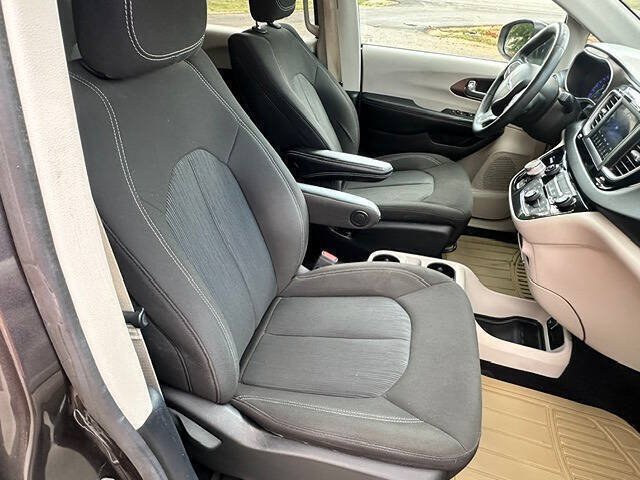 Used 2021 Chrysler Voyager L FWD image 12