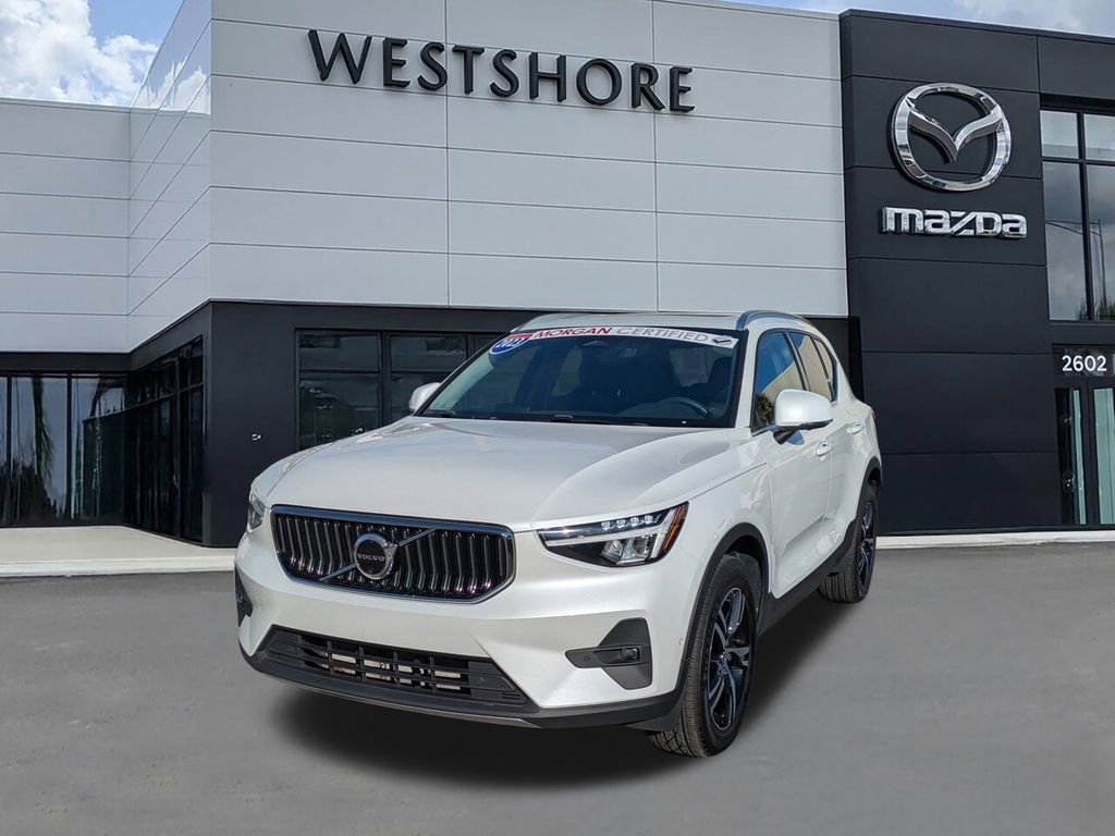 Used 2023 Volvo XC40 B5 Plus image 7