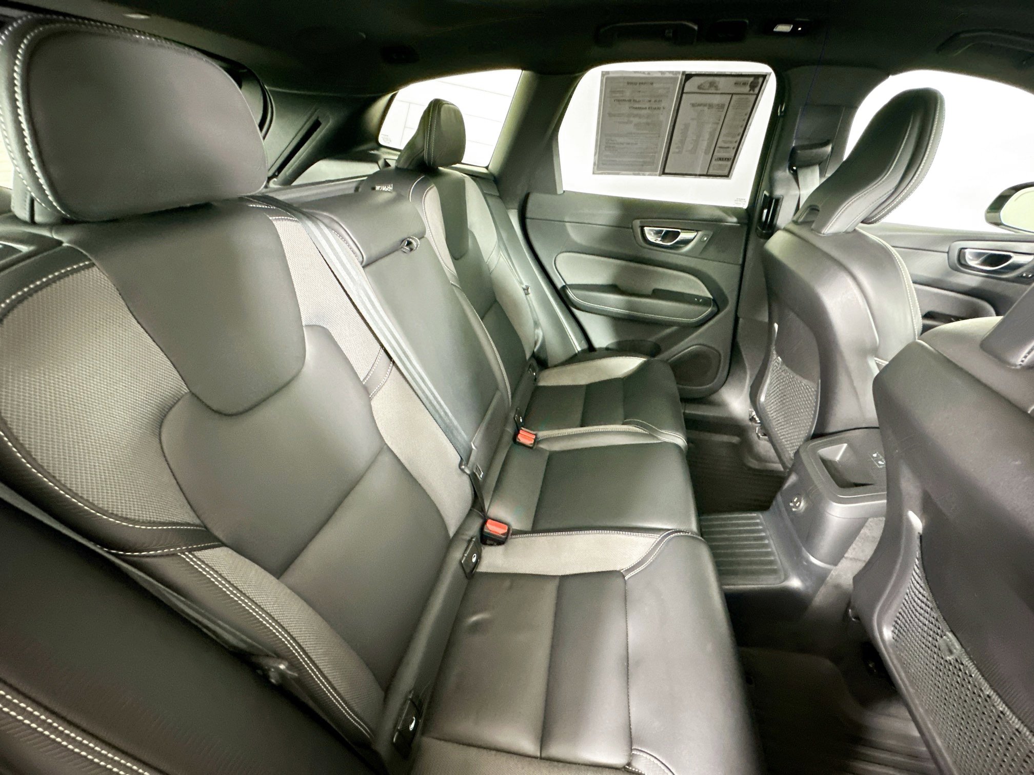 Used 2022 Volvo XC60 T8 R-Design w/ Advanced Package image 37