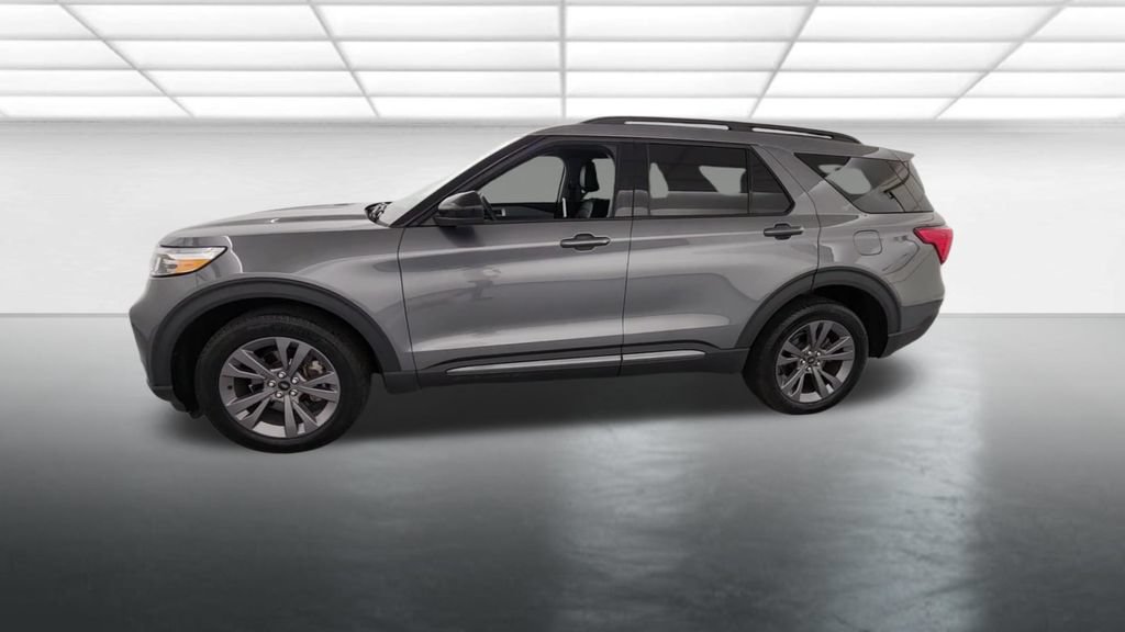 Used 2024 Ford Explorer XLT w/ Equipment Group 202A AWD/4WD image 4