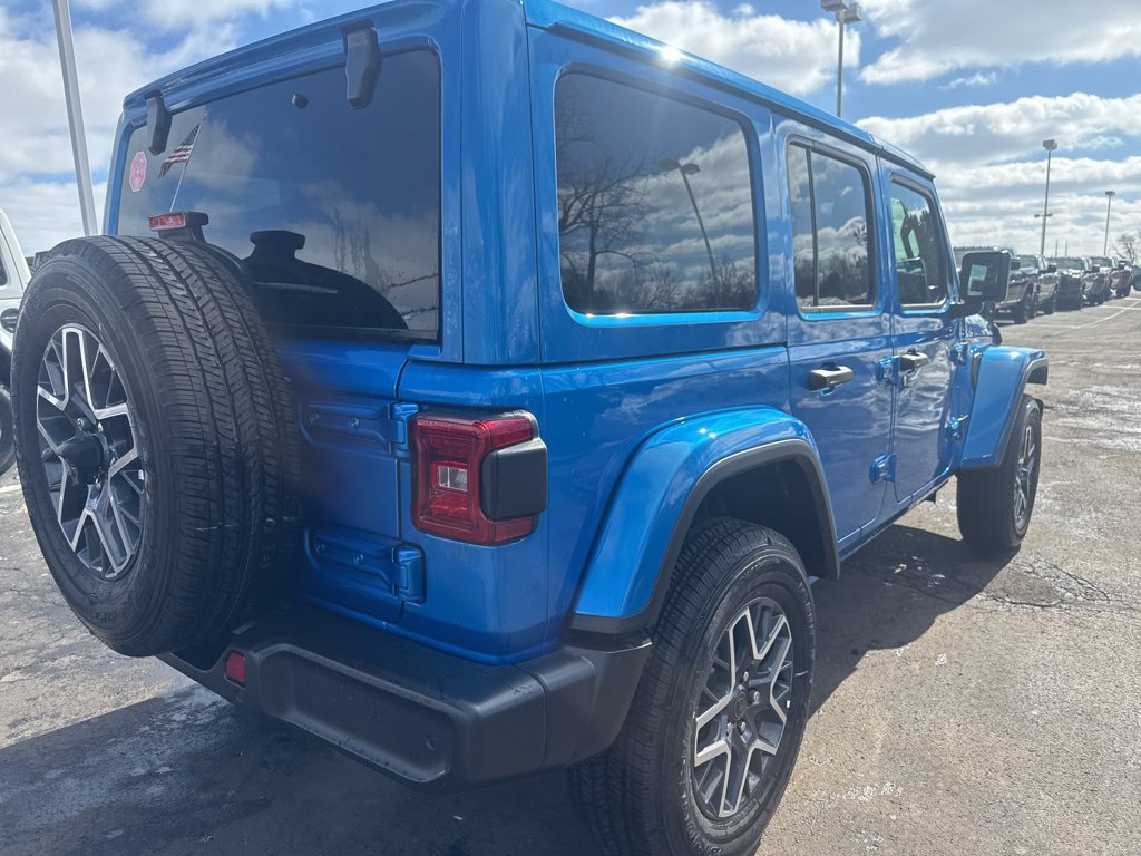 Used 2025 Jeep Wrangler Unlimited Sahara w/ Safety Group AWD/4WD image 3