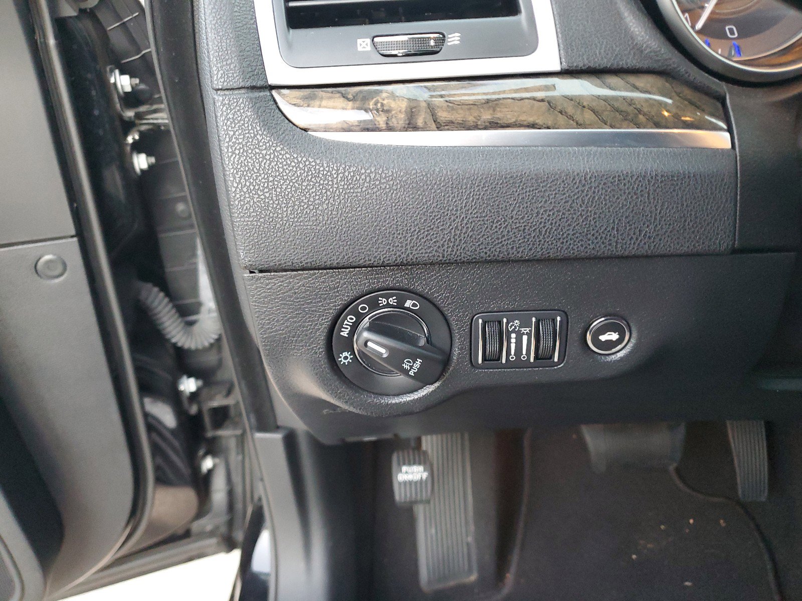 Certified 2023 Chrysler 300 Touring L w/ Popular Equipment Group image 28