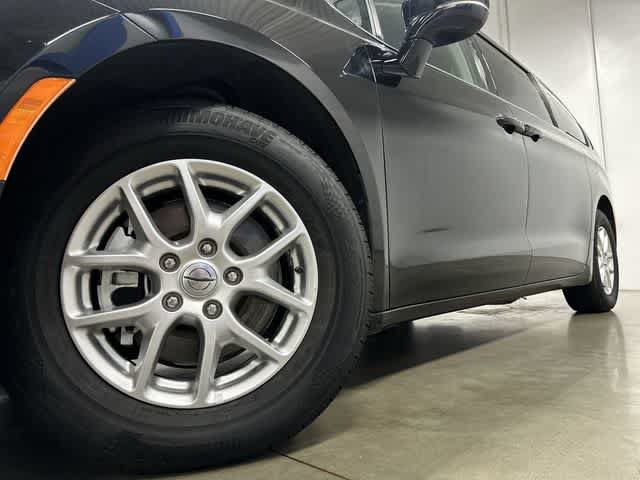 Used 2024 Chrysler Pacifica Touring-L FWD image 27