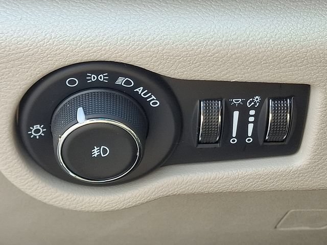 Used 2024 Chrysler Pacifica Touring-L FWD image 25