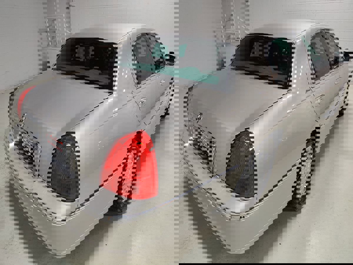 Used 2004 Lincoln Town Car Ultimate image 6