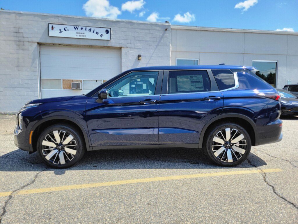 New 2025 Mitsubishi Outlander SE image 2