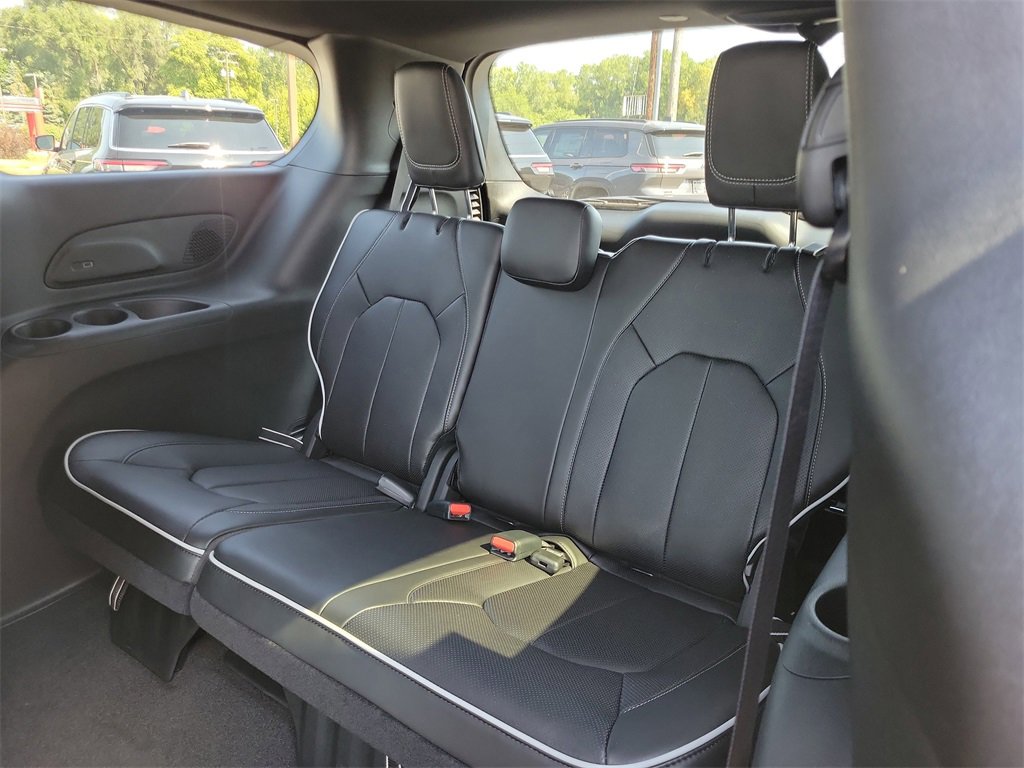 New 2026 Chrysler Pacifica Limited image 10