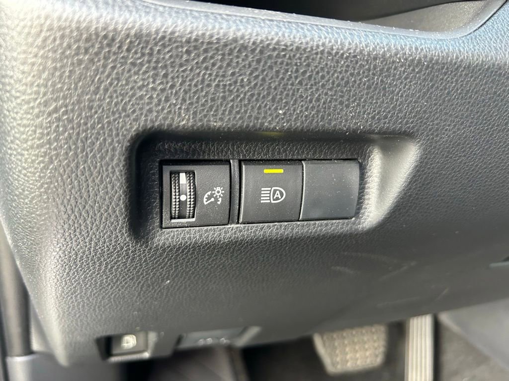 Used 2025 Toyota RAV4 LE AWD/4WD image 18