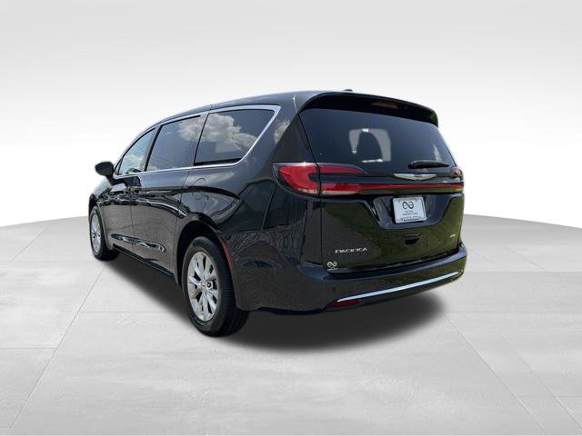 Used 2023 Chrysler Pacifica Touring-L AWD/4WD image 6