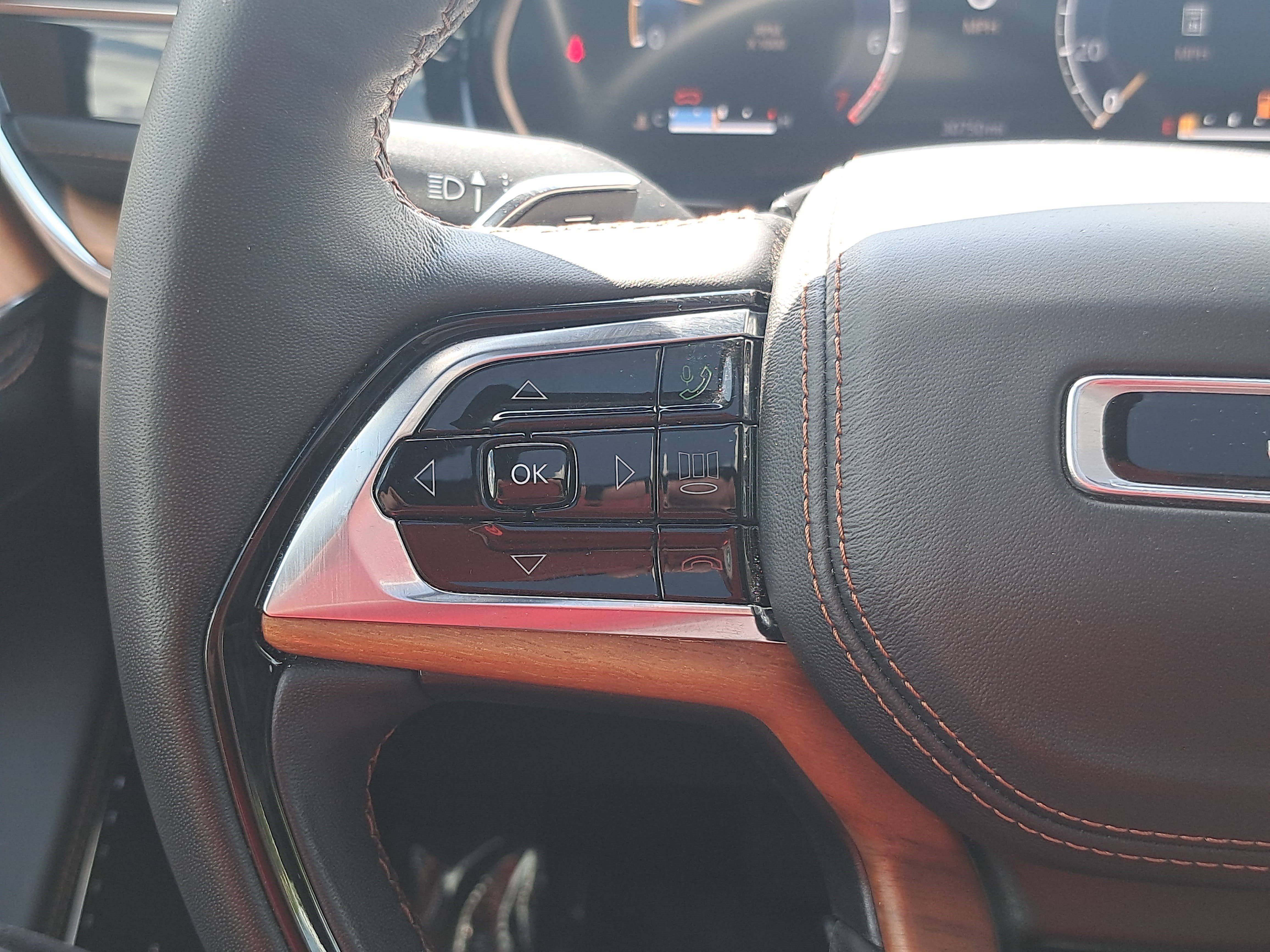 Used 2024 Jeep Grand Cherokee L Summit AWD/4WD image 19