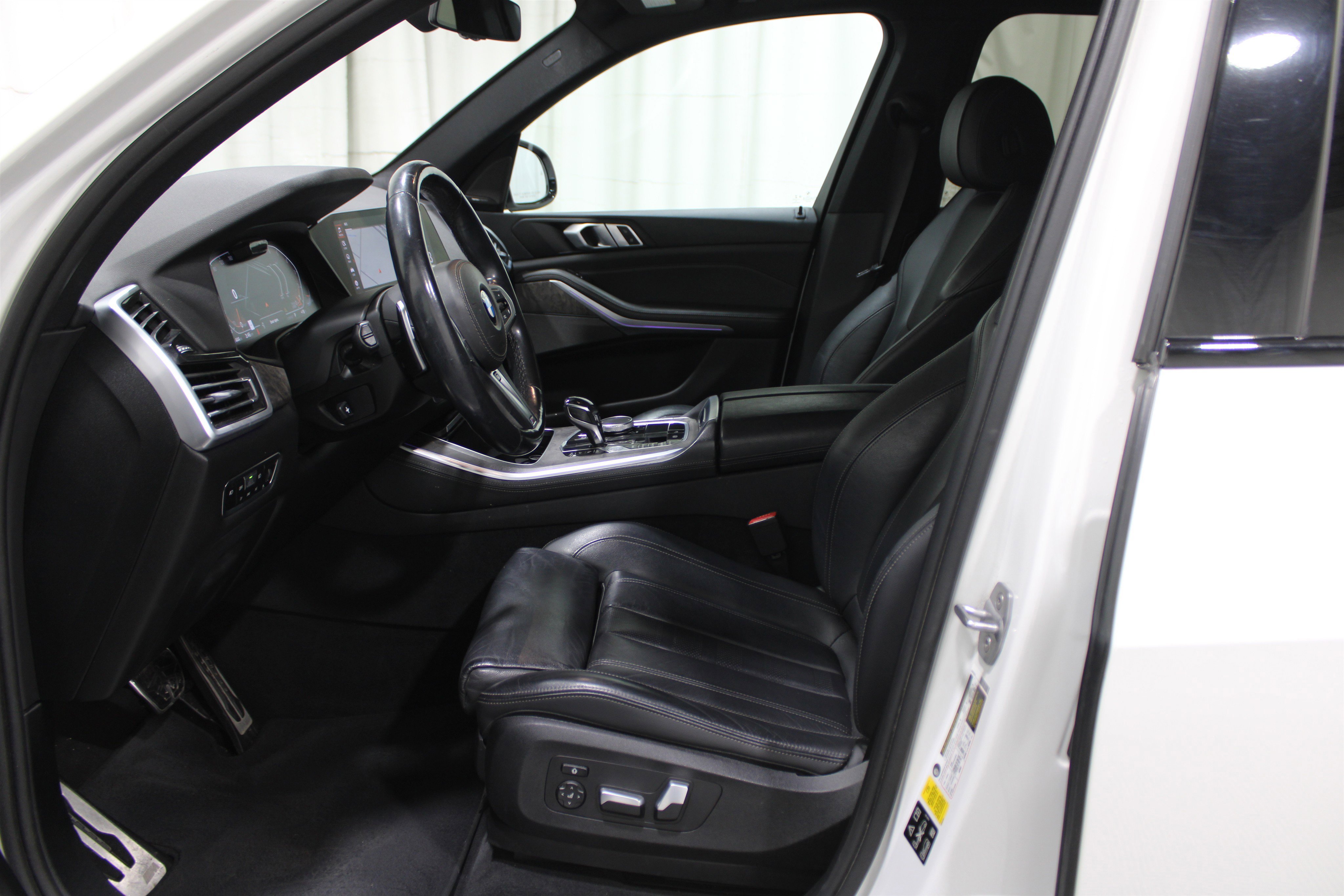 Used 2019 BMW X5 xDrive40i w/ M Sport Package image 3