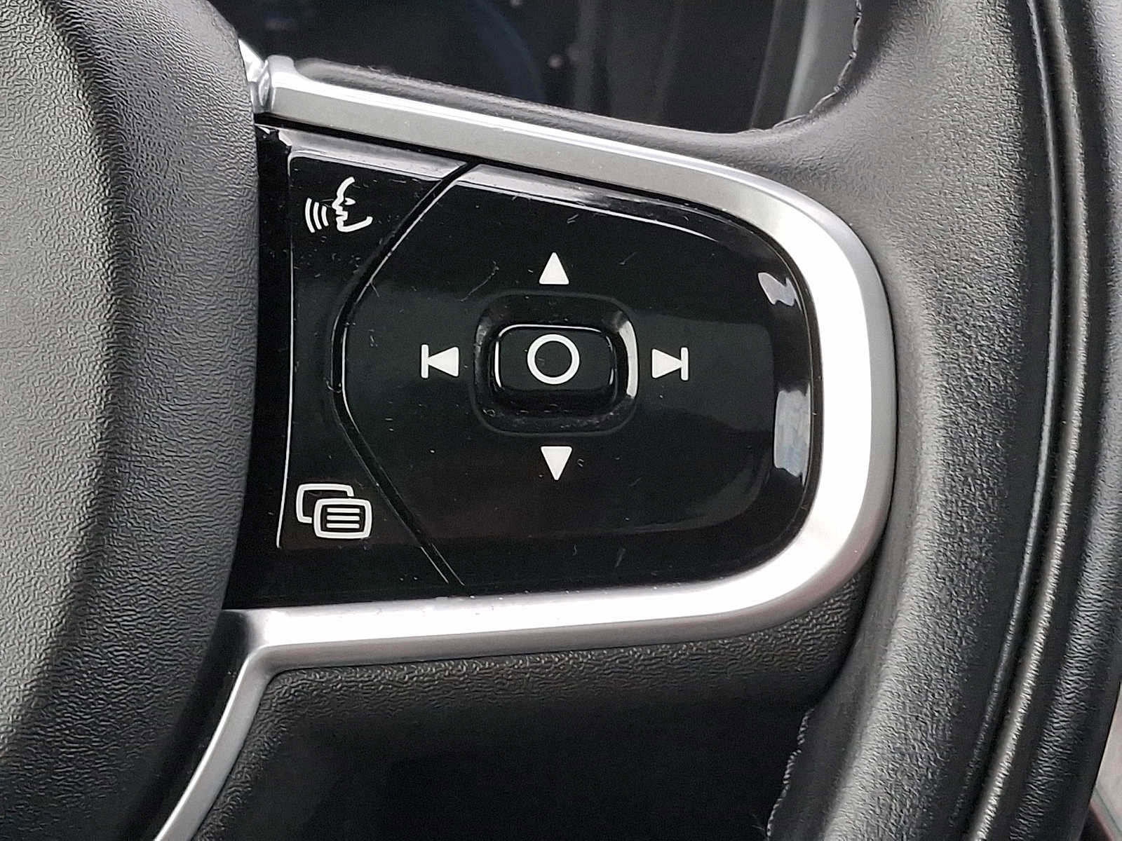 Used 2022 Volvo XC60 B5 Inscription image 16