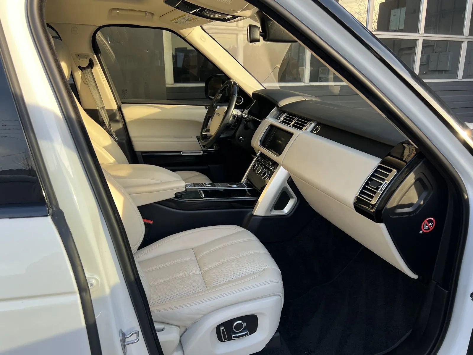 Used 2016 Land Rover Range Rover HSE image 17