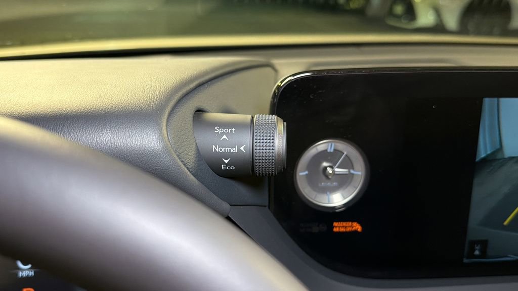 Used 2025 Lexus ES 300h w/ Premium Package image 31