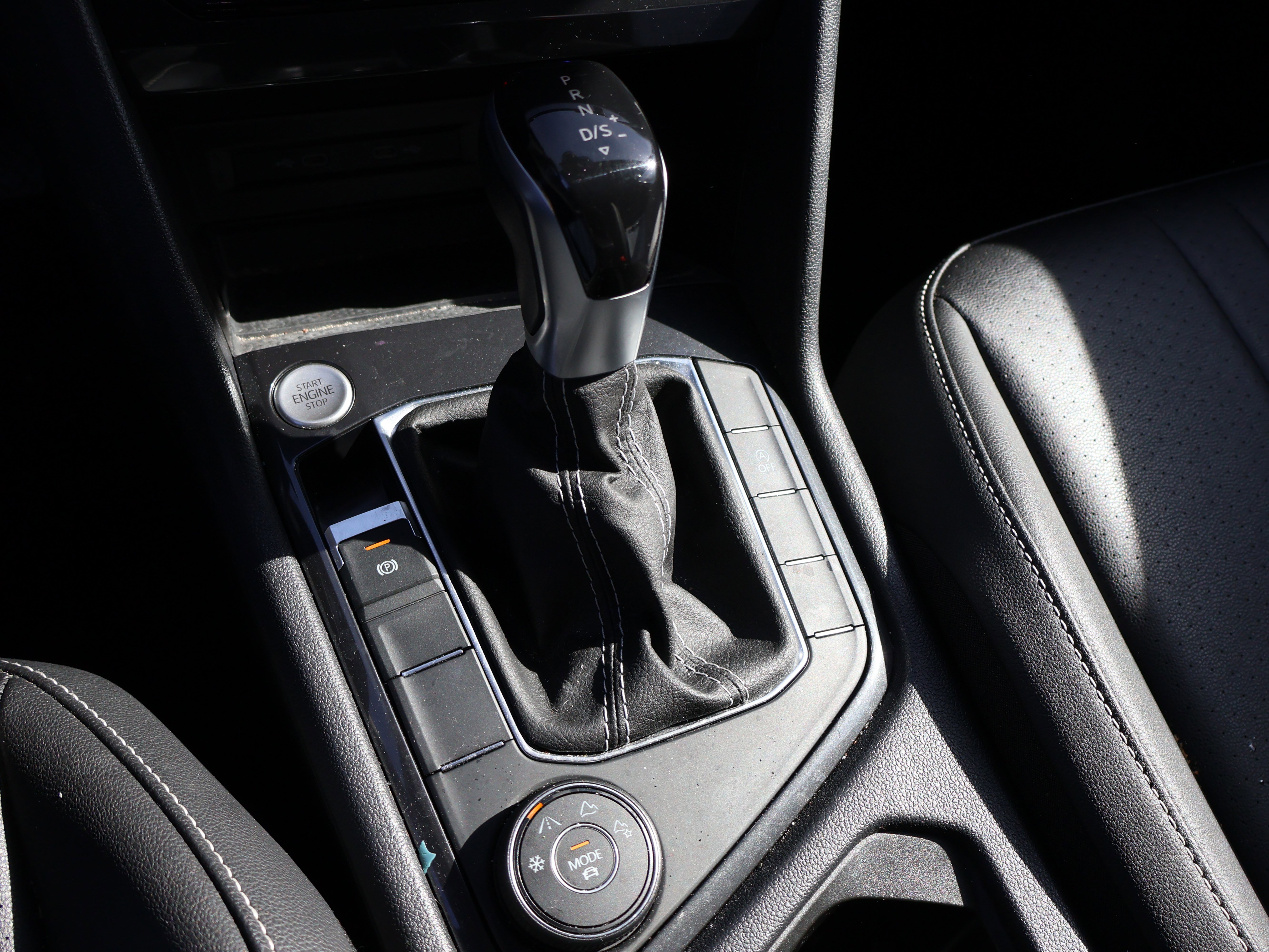 Used 2023 Volkswagen Tiguan SE w/ Panoramic Sunroof Package image 26