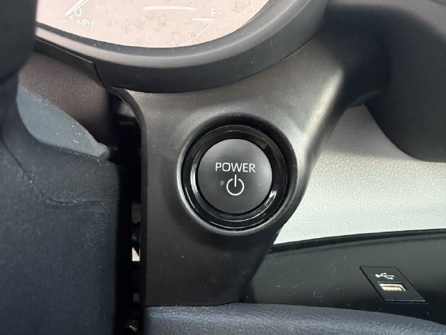 Used 2025 Toyota Sienna XLE FWD image 23